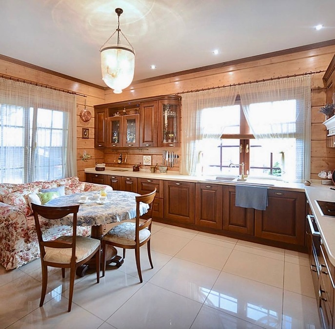 Великий будинок на озері