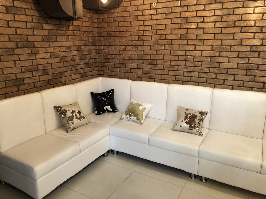 Яркий лофт в танцевальной студии