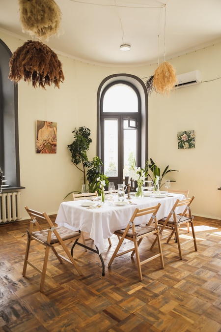 Простір історичного будинку з видом на Софію 