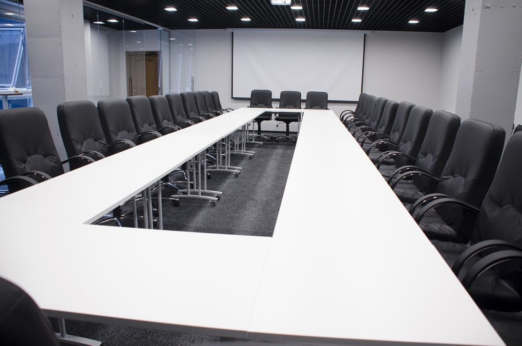 Современный зал для деловых мероприятий 