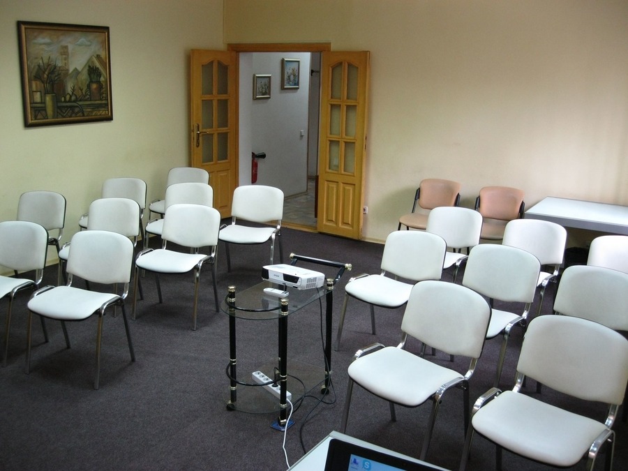 Оборудованный для онлайн-трансляций конференц-зал