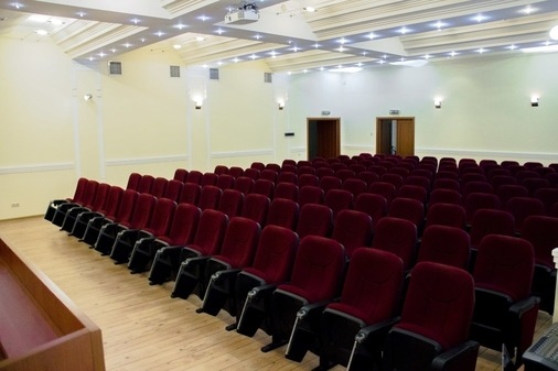 Большой зал со сценой