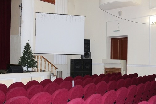 Большой зал со сценой на Пушкинской