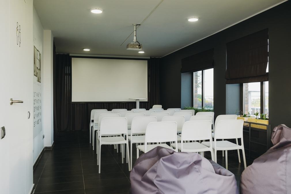 Зал с выходом на панорамную крышу RoofTop Hub