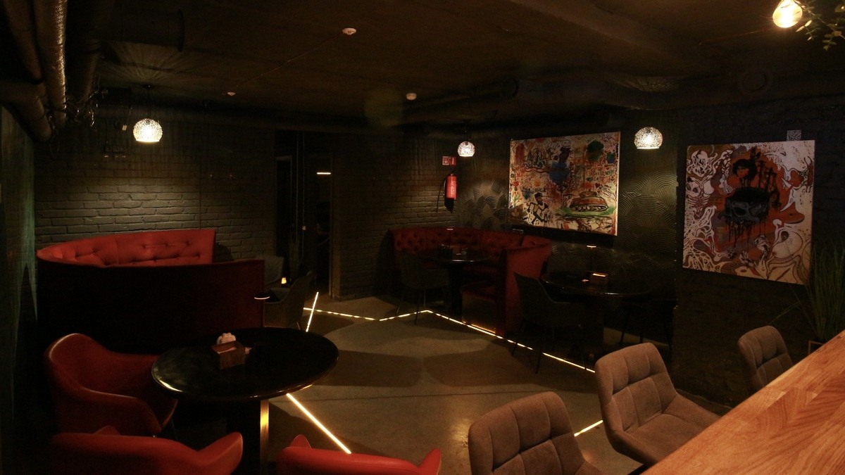 Атмосферное место Chill & Cheers