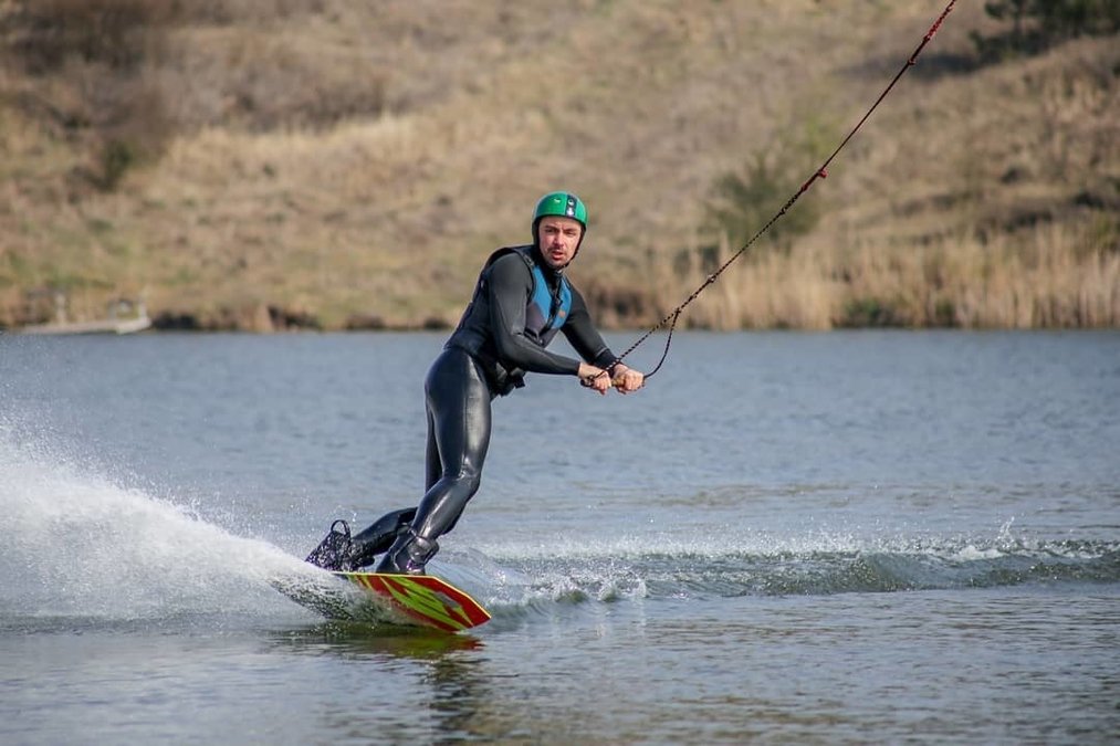 Летняя локация с пляжем и вейк-парком