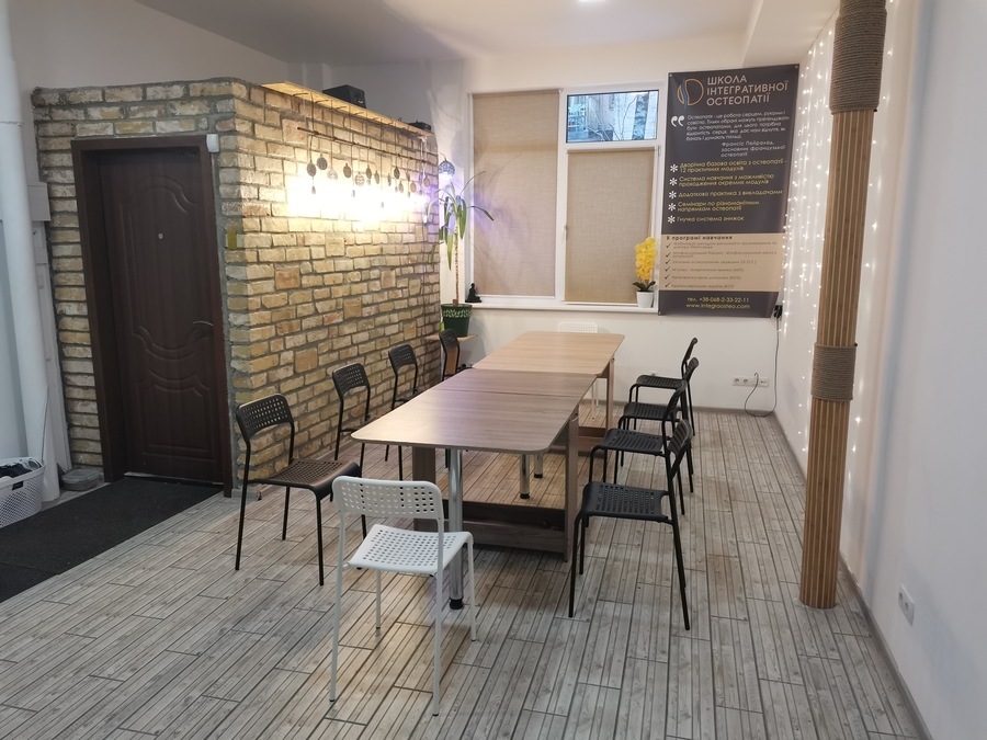 Невеликий зал для тренінгів та семінарів