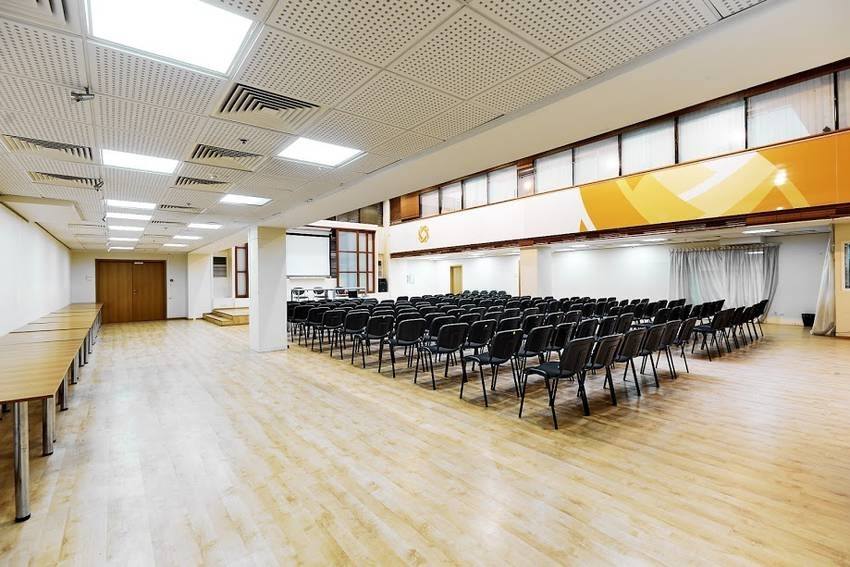 Просторный конференц-зал с универсальной рассадкой
