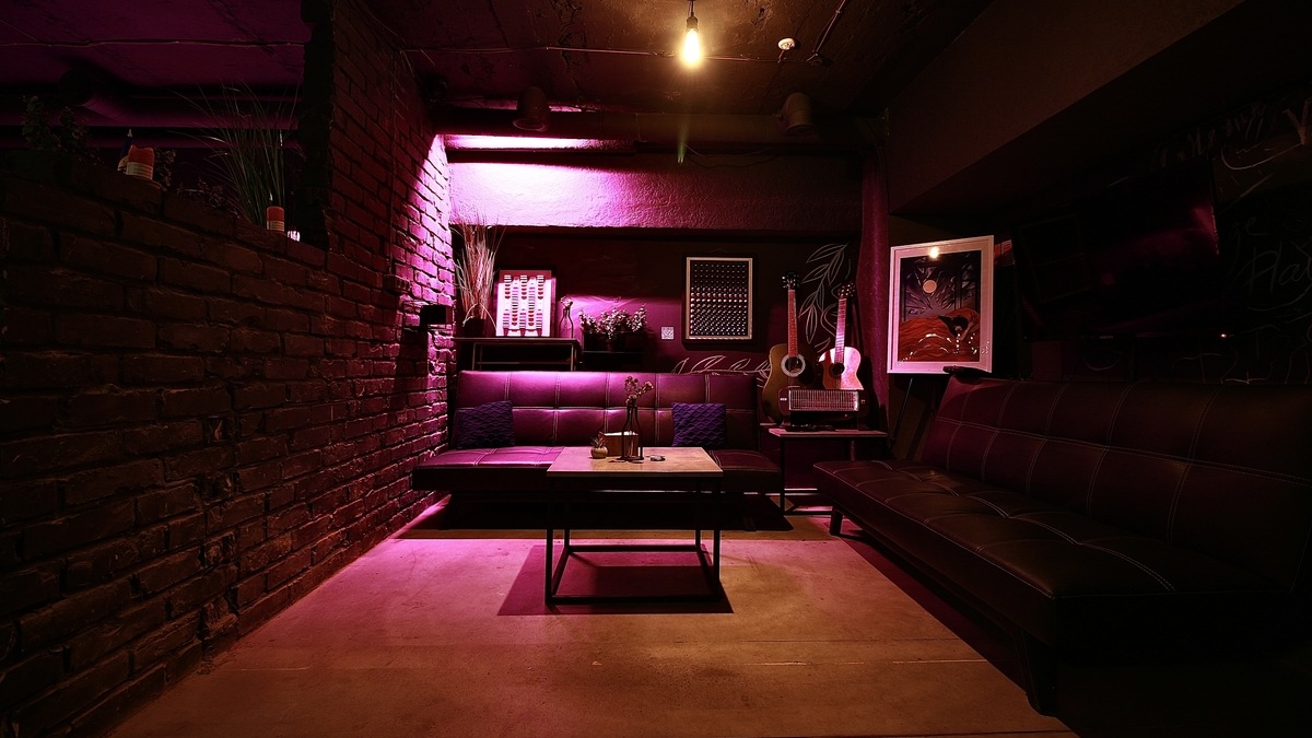 Атмосферное место Chill & Cheers