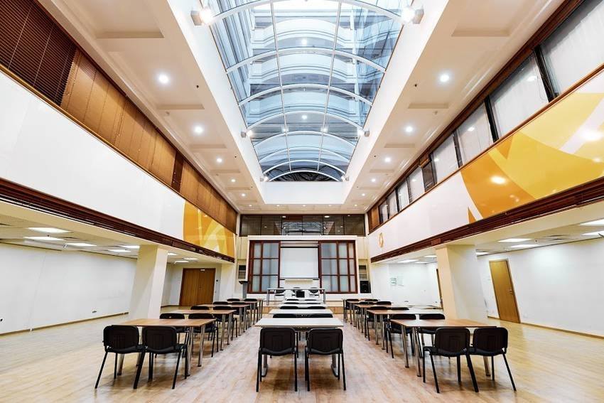 Просторный конференц-зал с универсальной рассадкой