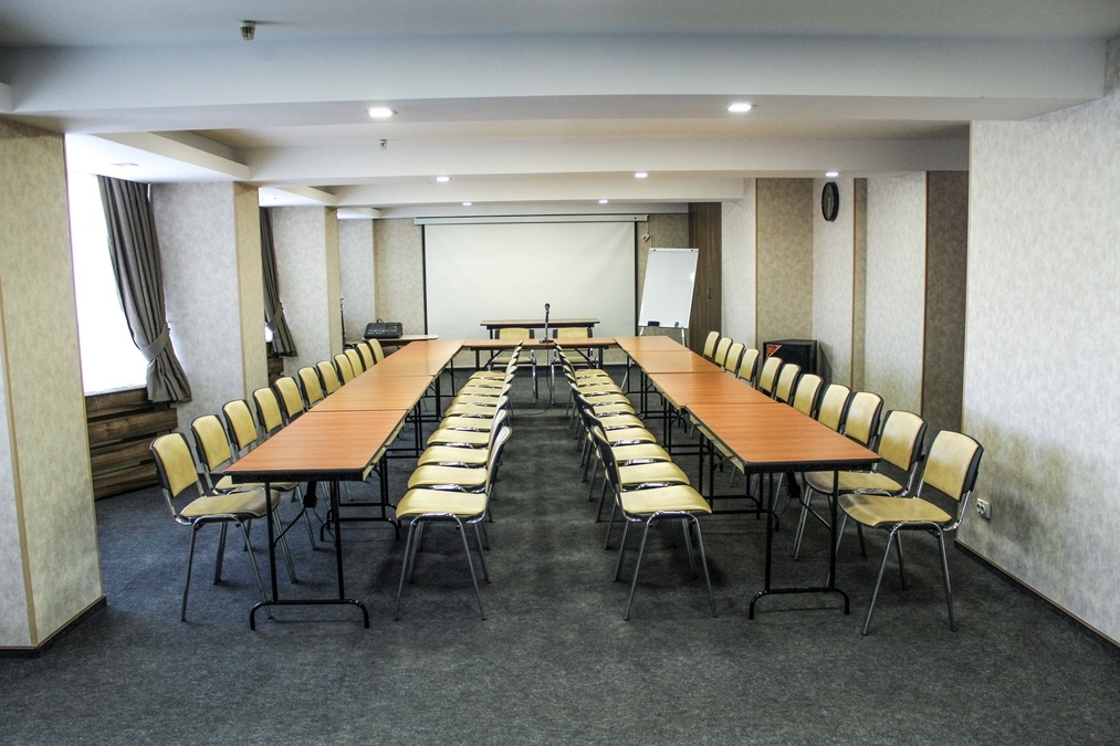 Уютный зал на Левом берегу в отеле Турист