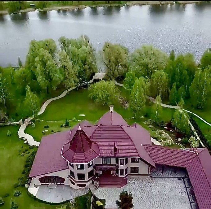 Великий будинок на озері