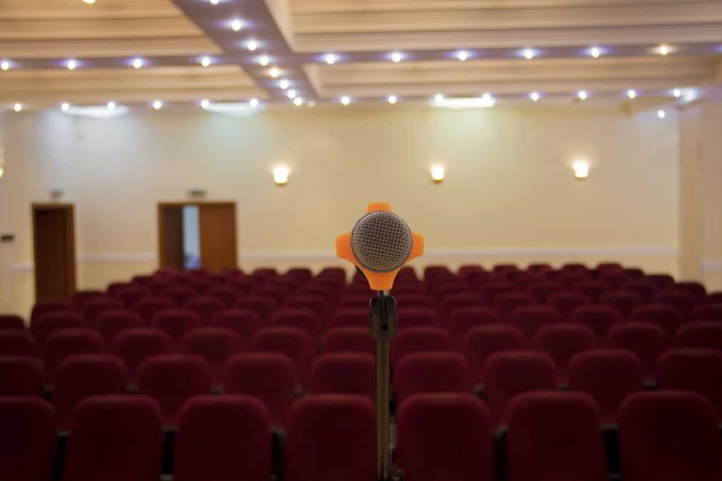 Великий зал зі сценою для проведення заходів