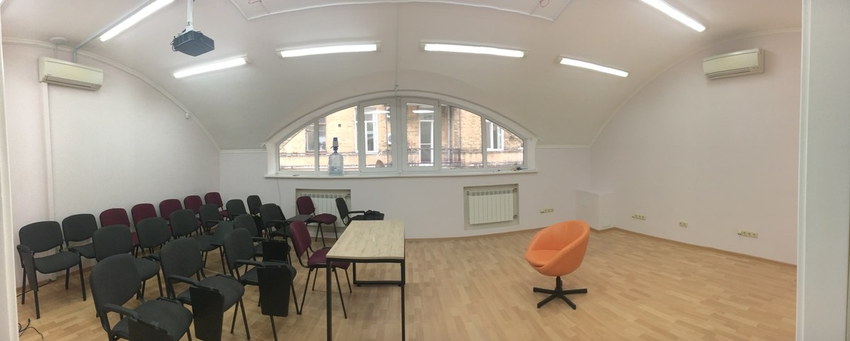 Светлый зал в новом бизнес-центре 