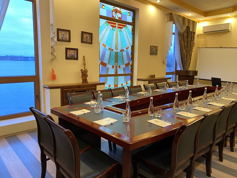 Конференц-зал на Дніпрі від готелю "Faraon"