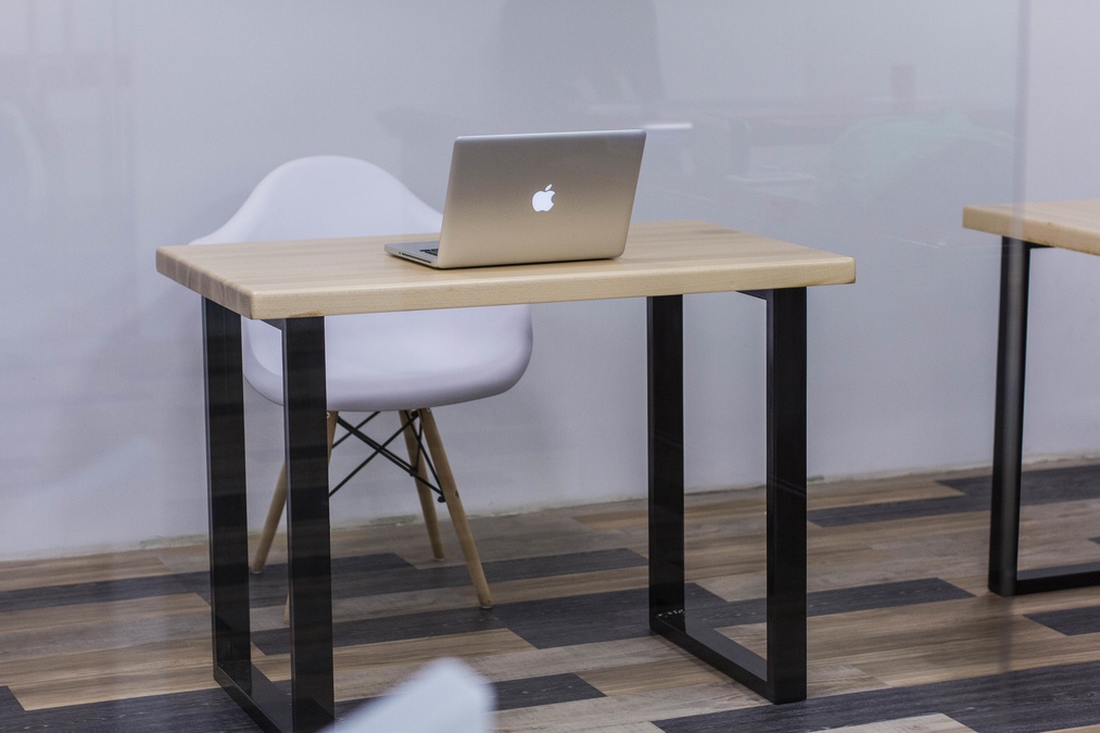 Комфортное место для работы в коворкинге 