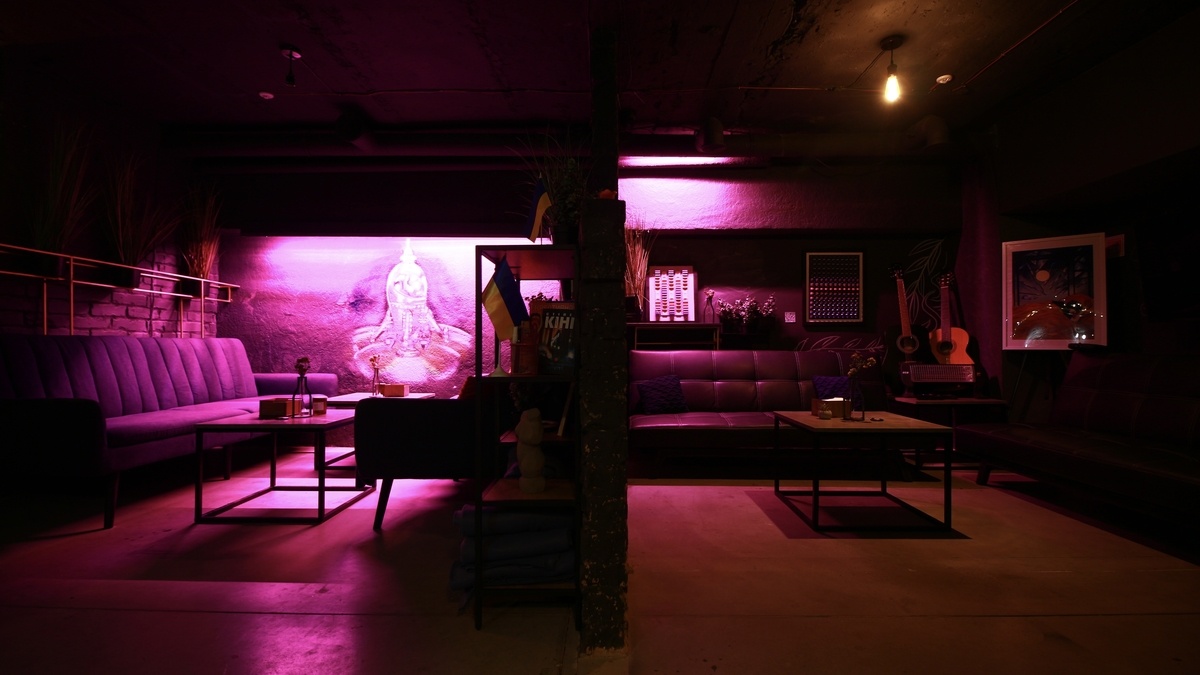 Атмосферное место Chill & Cheers