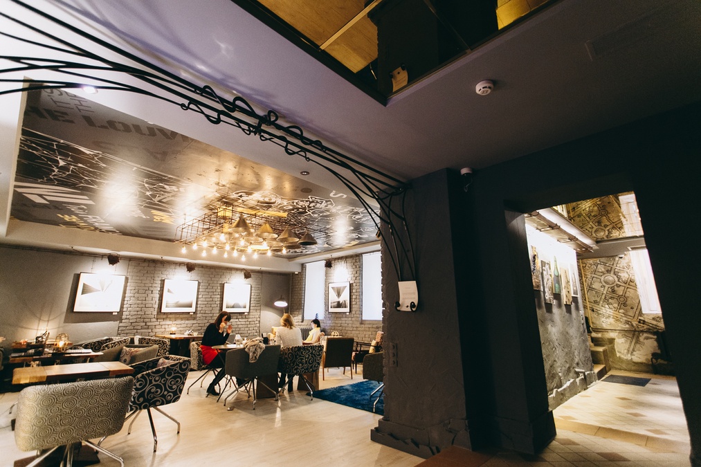 Стильний лофт It's NOT the LOUVR gallery bar