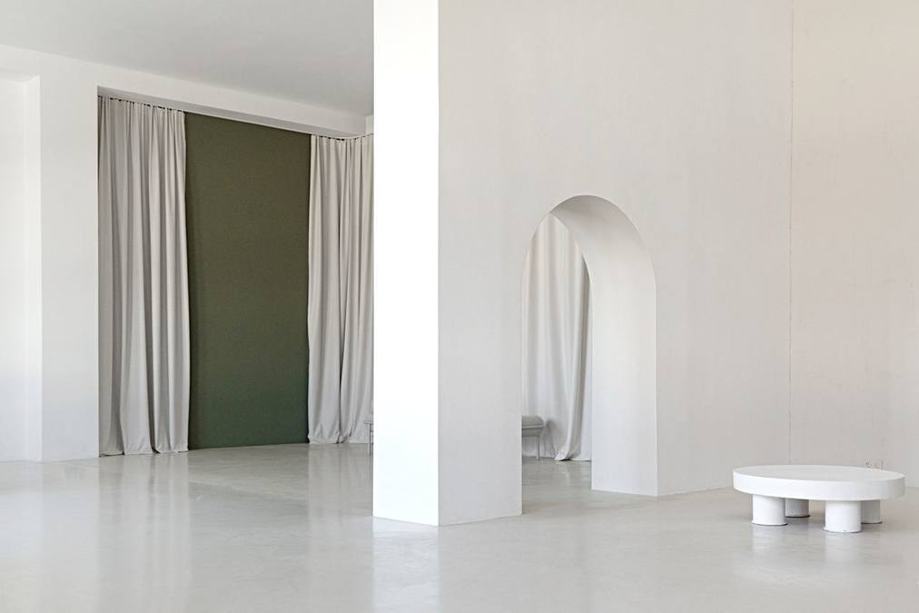 Элегантный и просторный зал Contemp