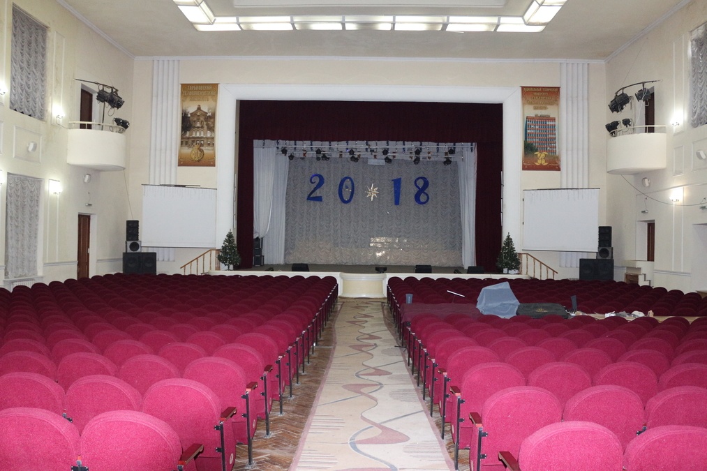 Великий зал зі сценою на Пушкінській