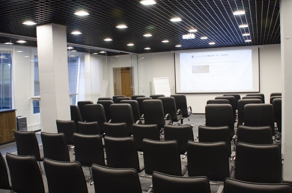 Современный зал для деловых мероприятий 