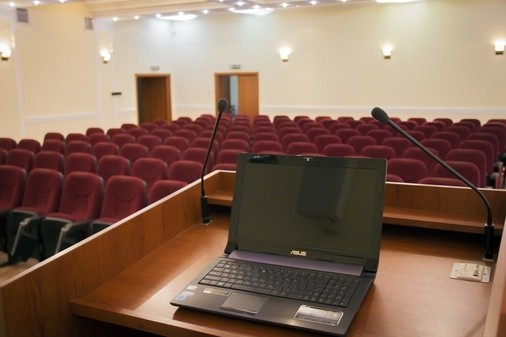 Большой зал со сценой