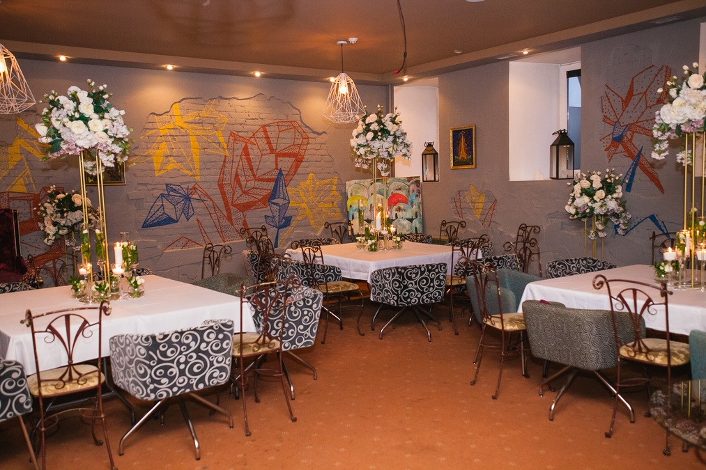 Стильний лофт It's NOT the LOUVR gallery bar