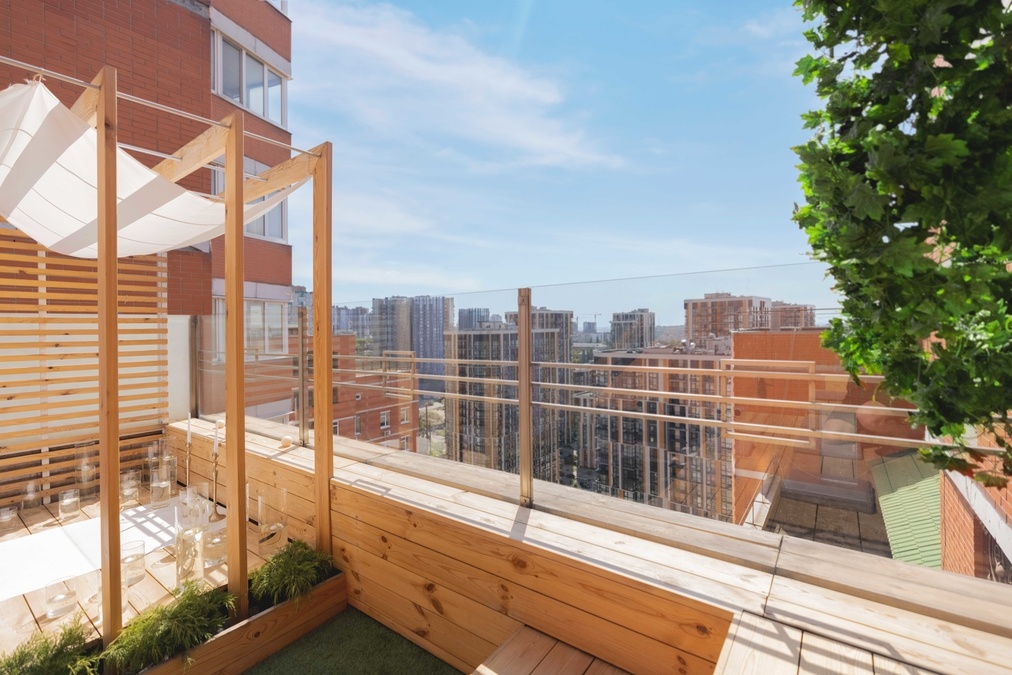 Велика Тераса на 21 поверсі з видом на Печерськ