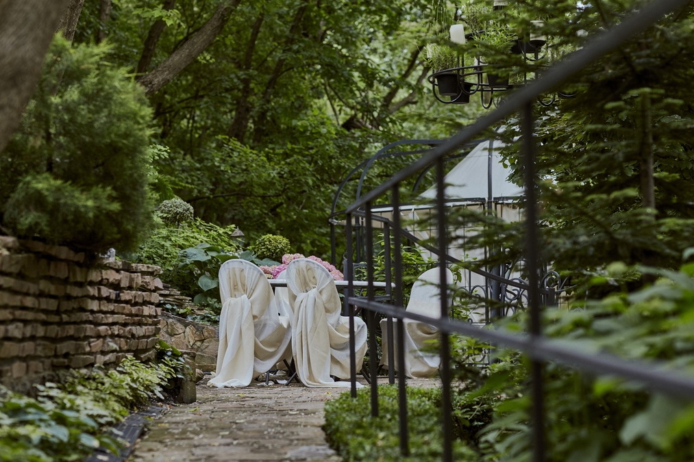 Розовая терраса в саду бутик-отеля Воздвиженский