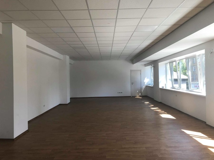 Зал с мини-сценой для обучающих мероприятий 