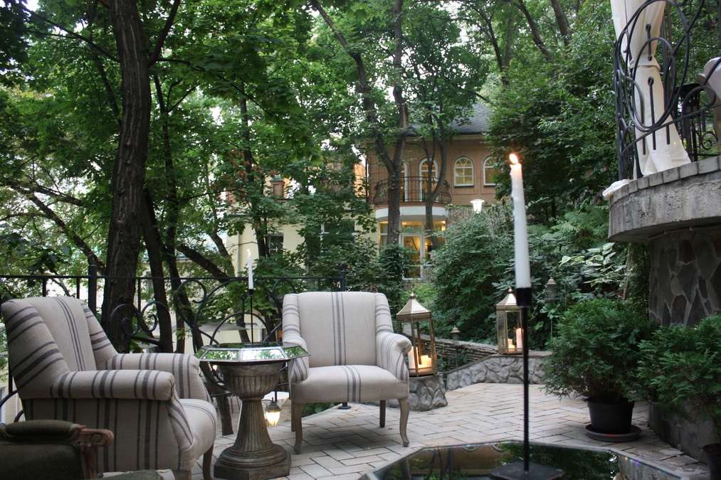 Розовая терраса в саду бутик-отеля Воздвиженский