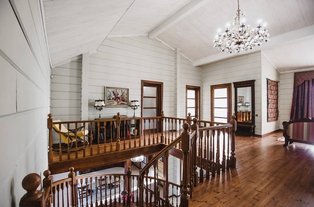 Великий будинок на озері