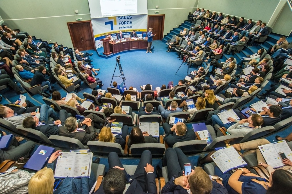 Зал Coliseum в конференц-центрі Chamber Plaza
