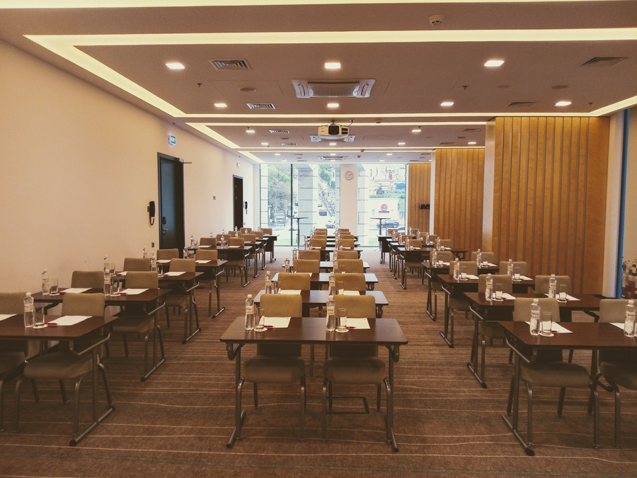 Просторий конференц-зал у готелі Sky Loft