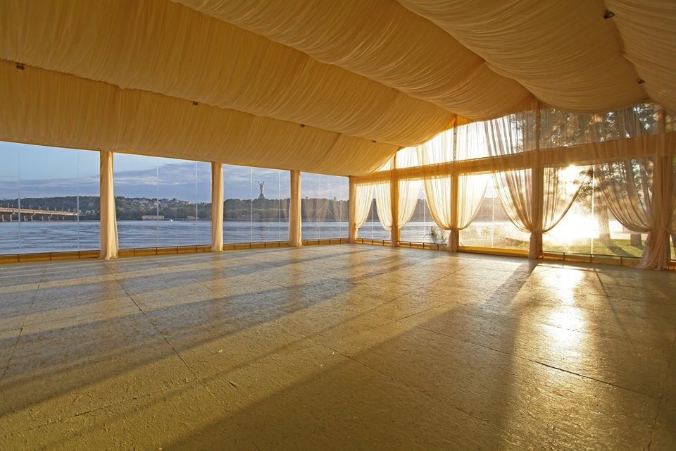 Открытая площадка на берегу Днепра