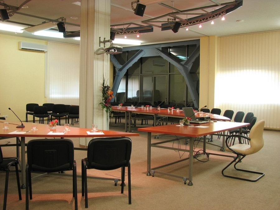 Місткий конференц-зал