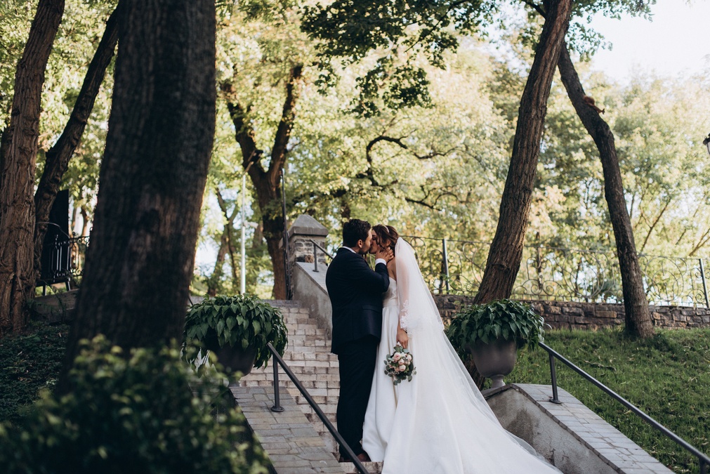 Розовая терраса в саду бутик-отеля Воздвиженский