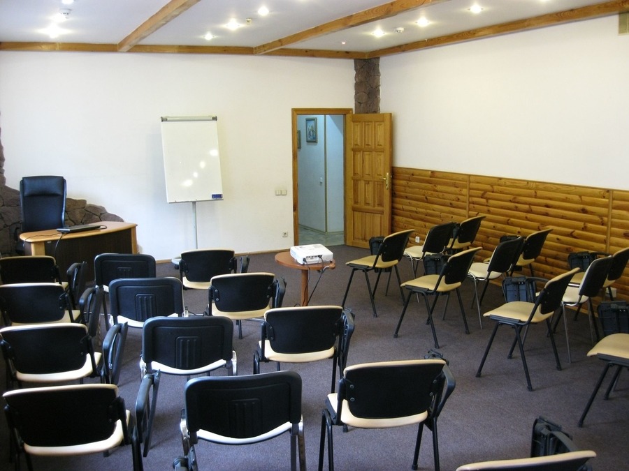 Оборудованный для онлайн-трансляций конференц-зал