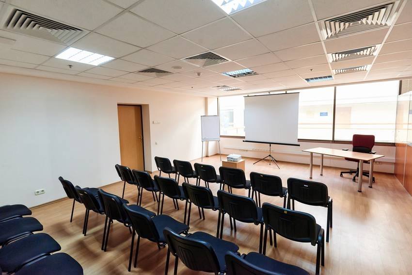 Конференц-зал в светлых тонах на Театральной