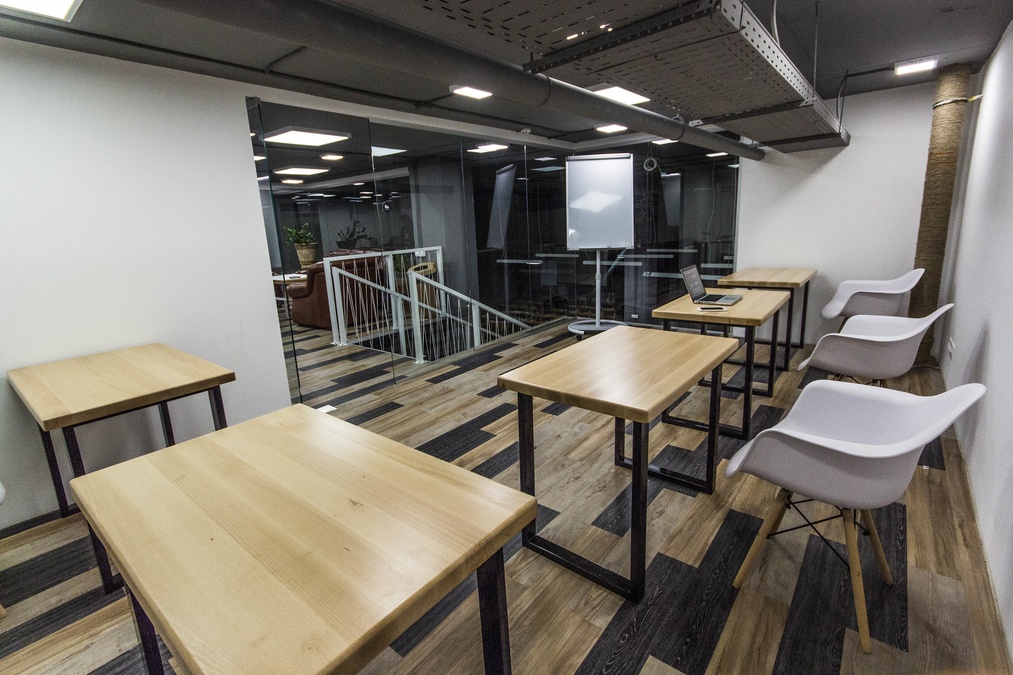Комфортное место для работы в коворкинге 