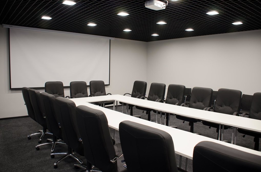 Современный зал для деловых мероприятий 