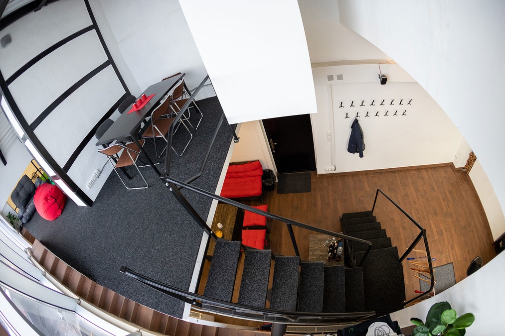 Двоярусний простір з терасою та краєвидом