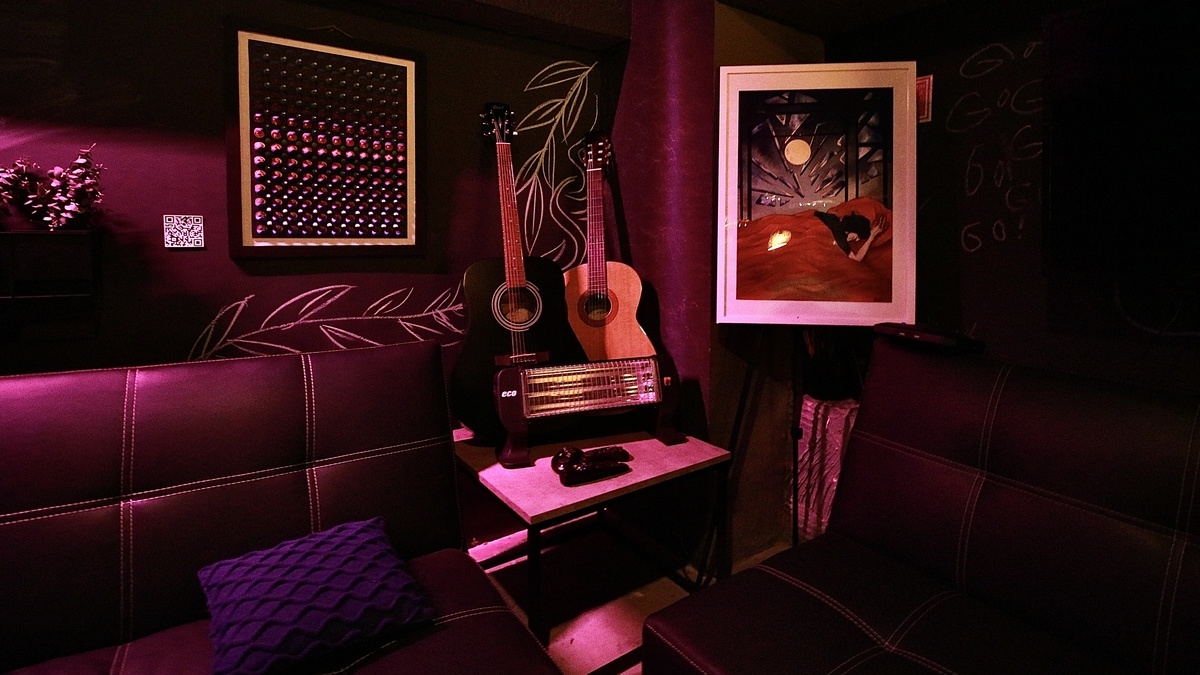 Атмосферное место Chill & Cheers