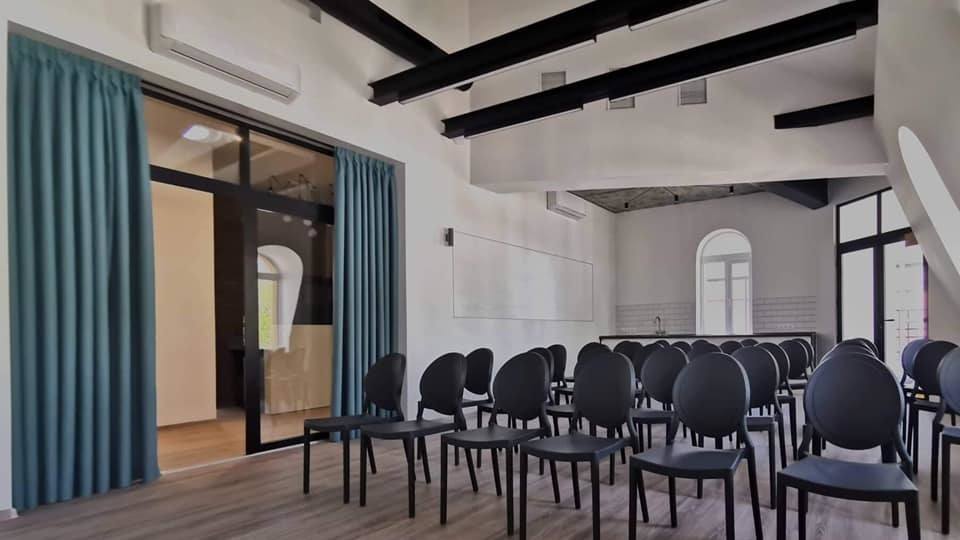 Новий сучасний зал на Воздвиженці