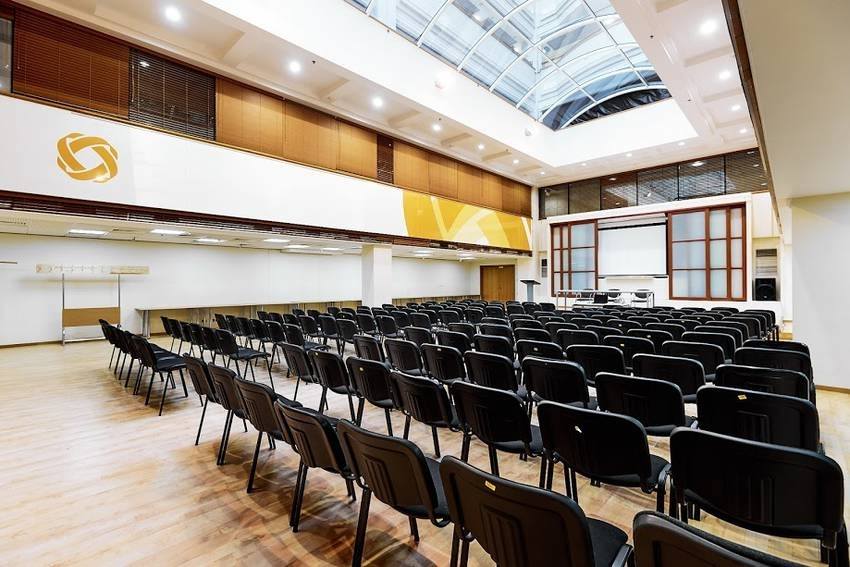 Просторный конференц-зал с универсальной рассадкой