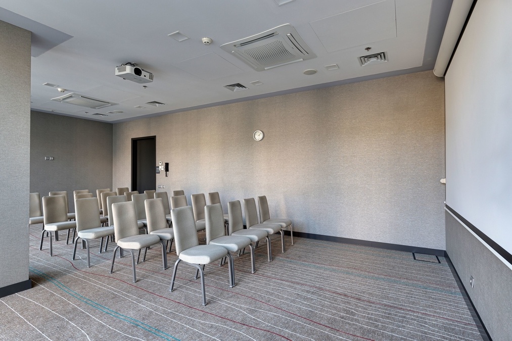 Конференц-зал с панорамными окнами в Sky Loft 