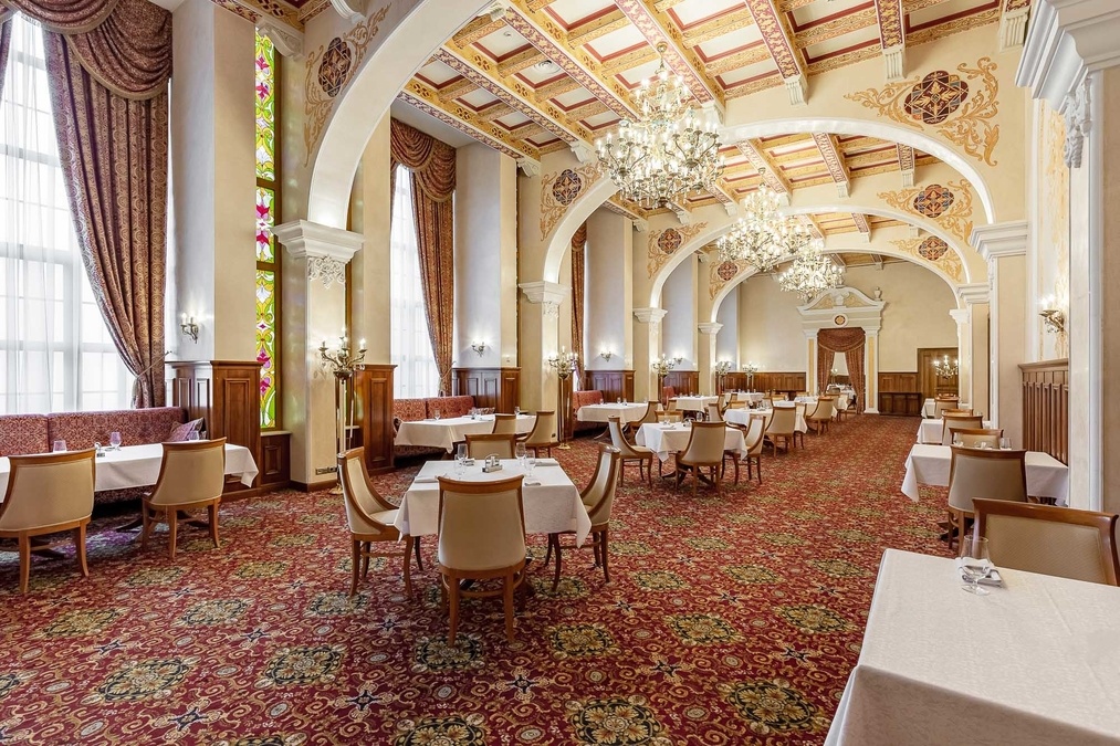 Вишуканий банкетний зал в центрі міста