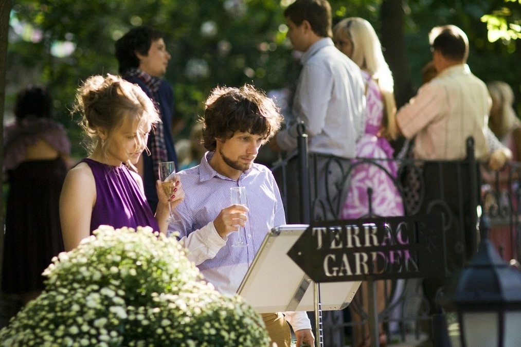 Розовая терраса в саду бутик-отеля Воздвиженский