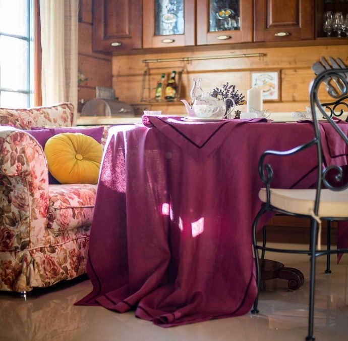 Великий будинок на озері