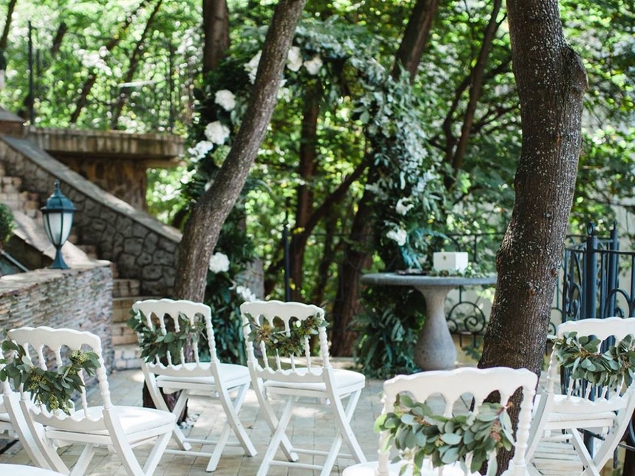 Розовая терраса в саду бутик-отеля Воздвиженский